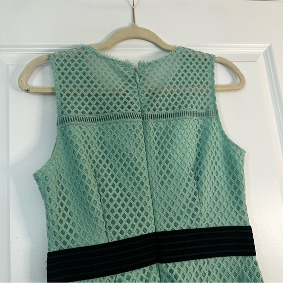 New York &Company Green Lace Overlay Sheath Dress Women’s Size 6 Black Waistband - Picture 9 of 15